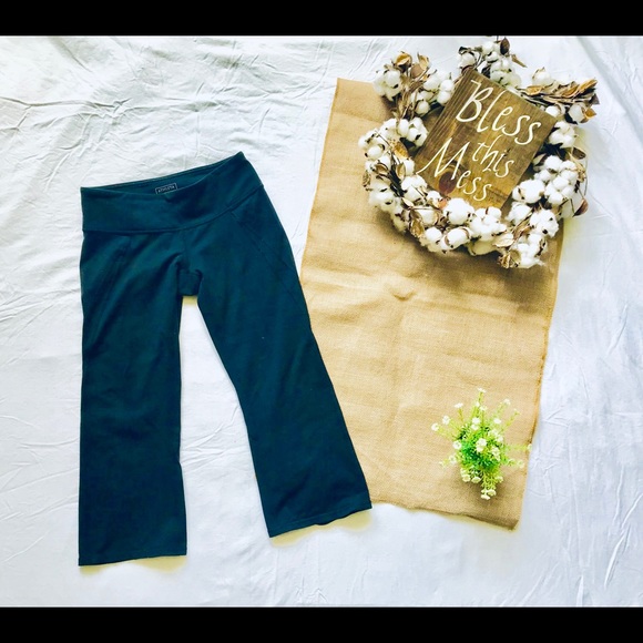 Athleta Pants - Athleta kick flare Capris yoga pants size XSP